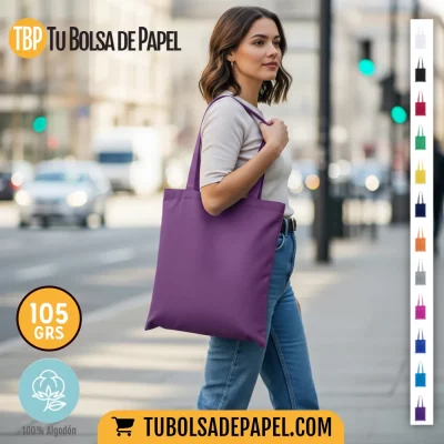 Chica con bolsa de tela de algodón en color morado en la calle